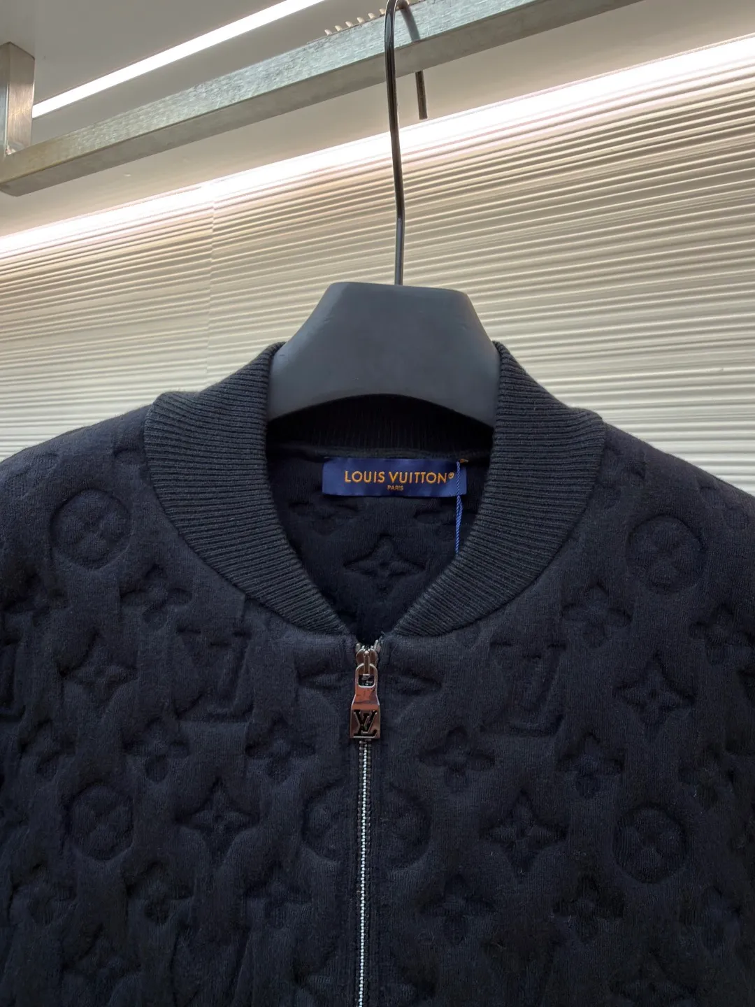 LOUIS VUITTON padded wool bomber jacket ●Original version: 25100 purchase and development ●Item number: 1681567-C10 ●Fabric: wool interwoven three-dimensional jacquard fabric ●Technology: embossed production ●Color: black ●Version: fitted version ●Weight: about 1340 grams ●Size: S-M-L-XL ●Description: Custom-woven wool interwoven three-dimensional jacquard fabric, soft as clouds, thick and solid Every inch of fiber contains a heavy warmth. The classic black tone exudes an innate sense of luxury. Full-width Monogram quilting is used to reconstruct the texture of the body. Each diamond grid reshapes the flat totem on the canvas into a relief building of the body. Textures of different shades are raised like reliefs. The neat frame supported by the texture. Quilted padding reconstructs the temperature philosophy of the bomber jacket. Let the iconic symbol become a walking art, molding three-dimensional Monogram embossing process Permanently shape the relief outline. Prioritize the customization of metal molds and precision lamination technology to permanently shape the Monogram pattern with an embossed three-dimensional texture. Form a three-dimensional texture with both visual concave and convex feeling and tactile relief feeling, using a laser projection positioning system. The split mold modules are accurately aligned on the fabric according to the Monogram arrangement rules to ensure that the full-width pattern is continuous and without misalignment. Multi-layer composite lining uses precise composite adhesive lining + elastic sponge + isolation film. Three layers of functional materials form the structural support of the fabric, lining and lining. To ensure that the Monogram pattern can be three-dimensionally raised and permanently shaped during molding, the shape is fixed, and the washing water of the garment is softened and deodorized. The clothes are deeply cleaned and deodorized through professional washing equipment and specific detergents to improve the feel and appearance of the clothes. The overall wiring is straight and delicate, the fabric is comfortable and soft, and the color is consistent without color difference. It can be matched with the same style to create a fashionable look and control various occasions. Customized accessories, complete with three standards, same style for men and women!